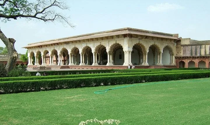 Extensive Agra Fort and colorful Kinari Bazaar Tour