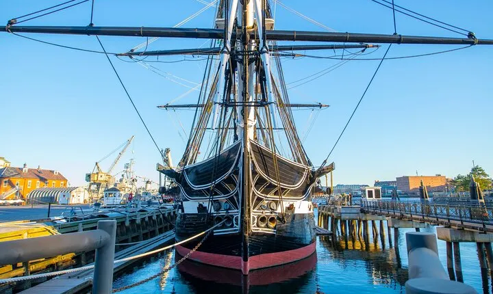 Boston History Walking Tour with USS Constitution and Boat Cruise