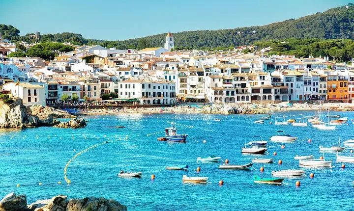 Private Girona Tour, Costa Brava Beach & Seaside Lunch Experience