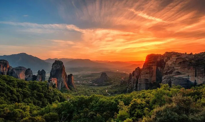 Meteora: Guided Sunset Tour with Monasteries and Caves Visit