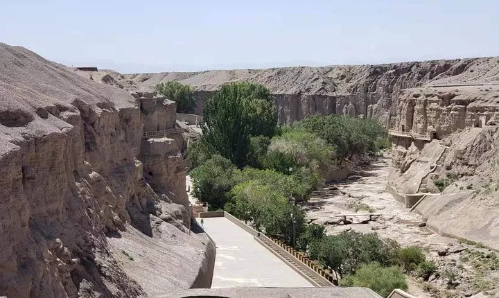 Best of Dunhuang Day Tour to Yulin Grottoes and Suoyangcheng Ruins
