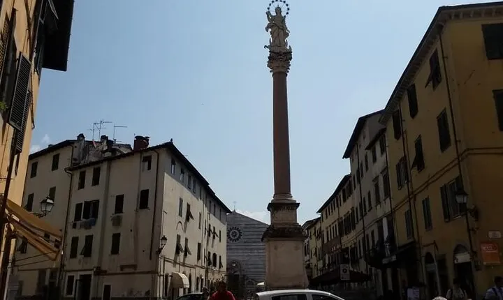 Walking tour of Lucca and its walls