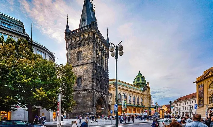 Private Car Transfer from Vienna to Prague with 2h of Sightseeing