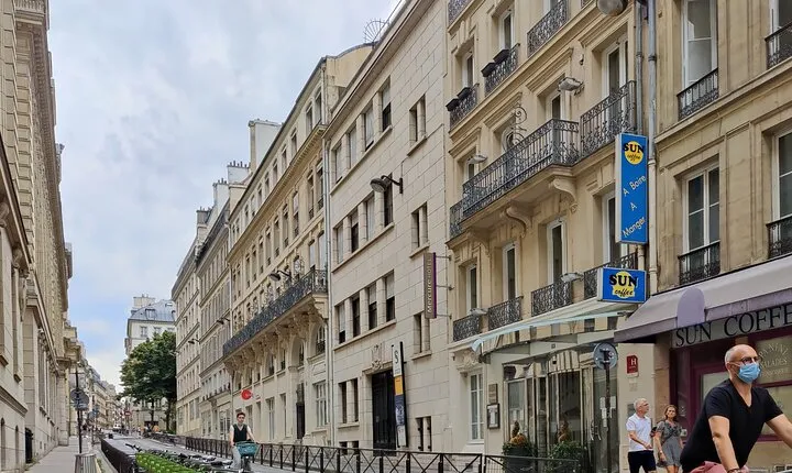 Full-Day Guided Tour in Paris with Hotel Pick Up & Drop