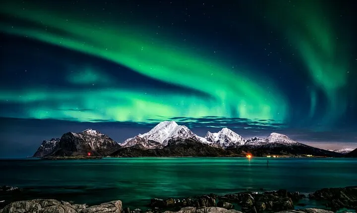 Northern Lights with hot chocolate, donuts and icelandic beer