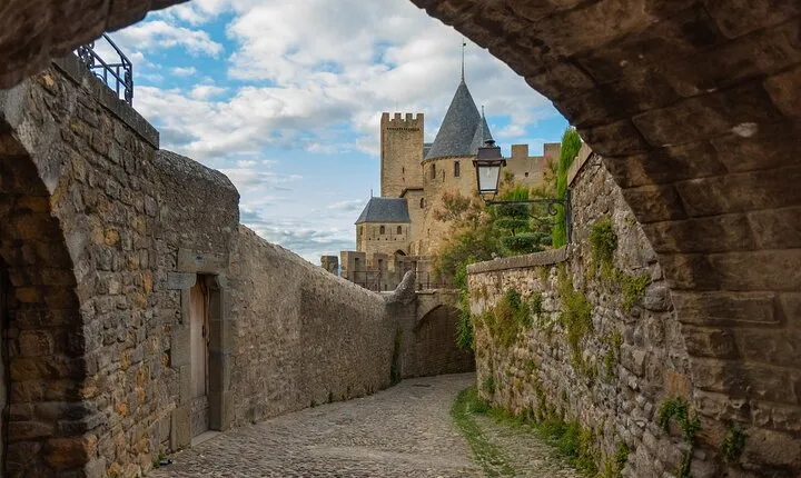 Carcassonne 's Medieval Walls: A Self-Guided Tour