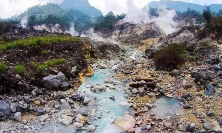 Jungle Tracking & Volcano Crater