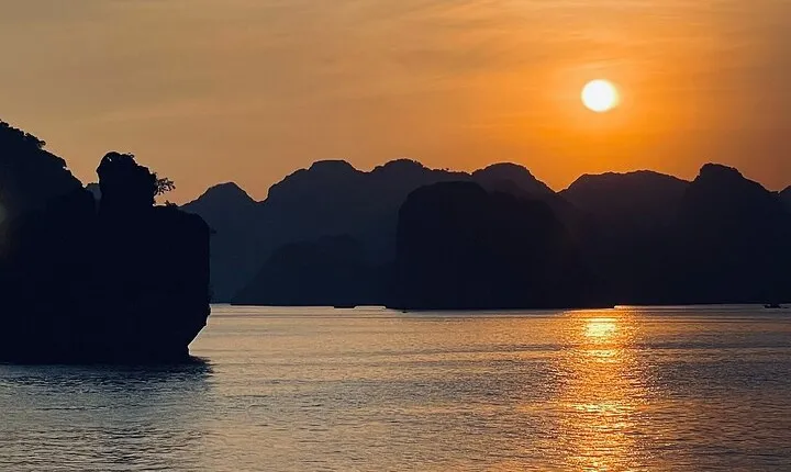 Majestic Sunset Boat Tour: Explore Lan Ha Bay’s Stunning Scenery
