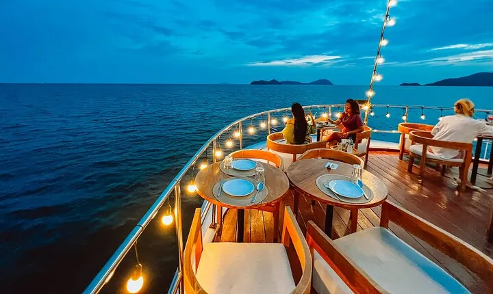 Phuket Nighttime City Sightseeing Tour with Dinner Cruise