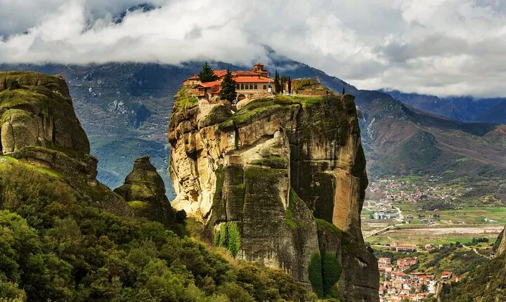 Private Luxury Tour: Meteora Monasteries & Thermopylae Battle