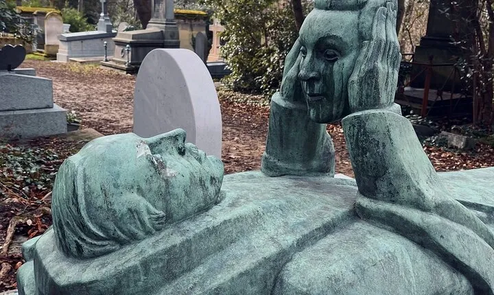 Who Killed Victor ? Inquiry at the Père Lachaise Cemetery