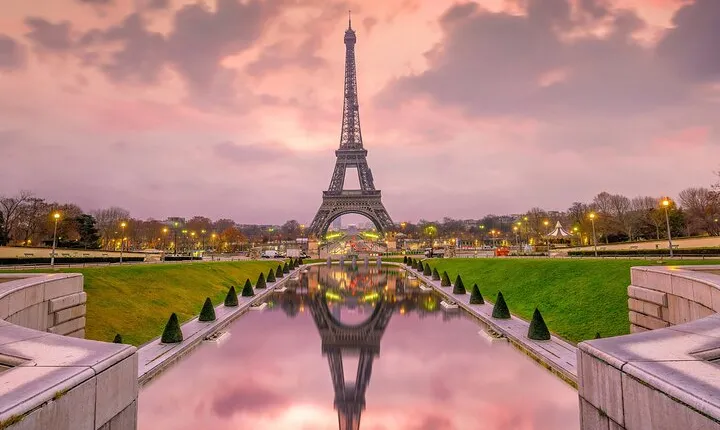 Paris Highlights Self guided scavenger hunt and Walking tour