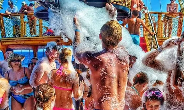 Side: Dolphin Island Boat Tour with Foam Party and Lunch
