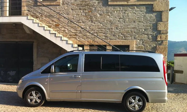 Transfer Tour Between Lisbon and Porto