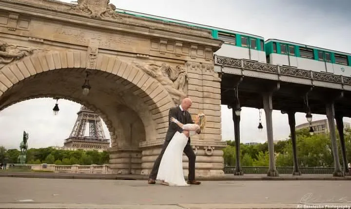 Paris 2-Hour Eiffel Tower Walking Tour with Professional Photo Shoot