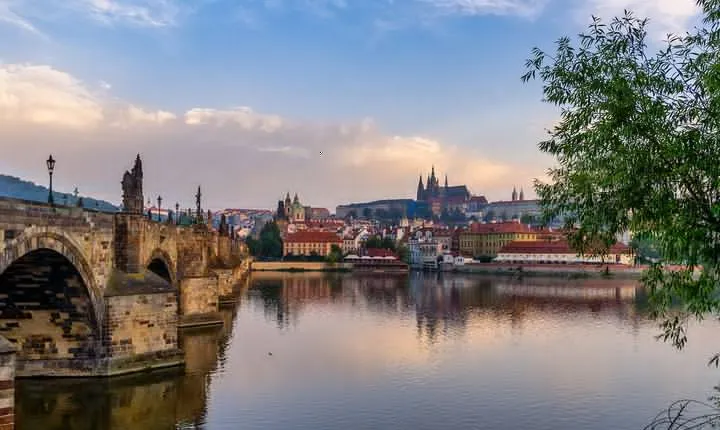 Vienna to Prague - Private Transfer with 2 hours of Sightseeing
