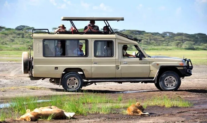 4 Days Masai Mara Lodge Safari on 4x4 Land Cruiser Jeep
