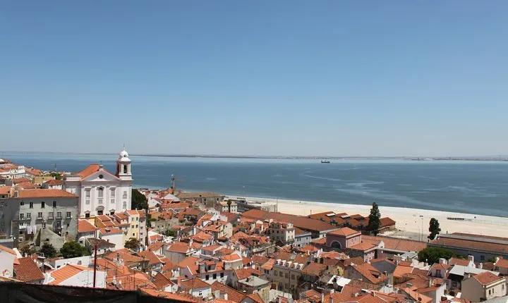 Old Lisbon: Alfama and Sao Jorge neighborhood 3-Hour Walking Tour