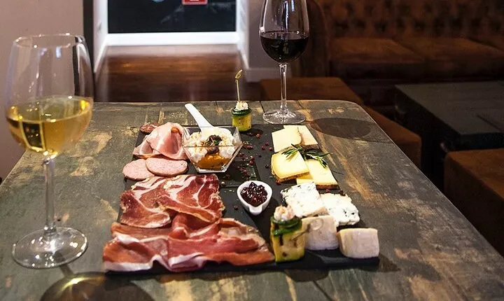 Rome: Wine Tasting in Trastevere with Food and Gelato