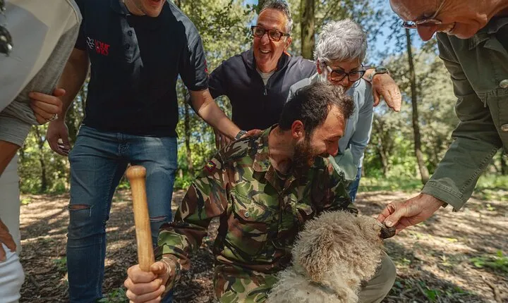 Truffle hunting with Pasta Lunch, Wine and a San Gimignano Walk
