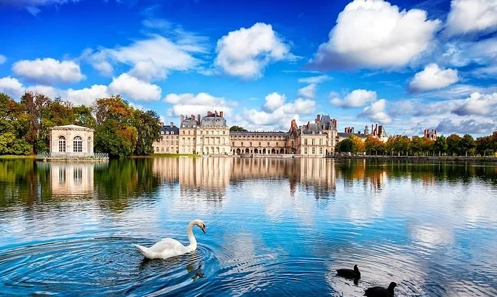 Fontainebleau Castle Half-Day Tour from Paris