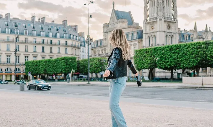 Paris Solo Traveler Photoshoot With A Top Rated Photographer