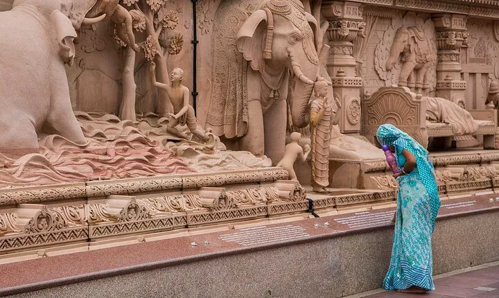 Spiritual Spectacle: Akshardham Night Show with Guided Experience