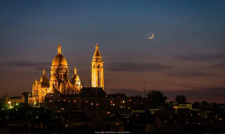 Montmartre at Night: Private Evening Walking Tour