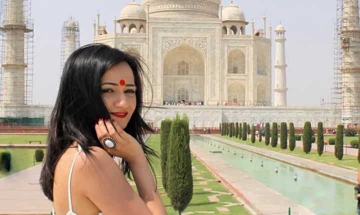 Safe and secure taj mahal day trip for Womens with Heena Painting