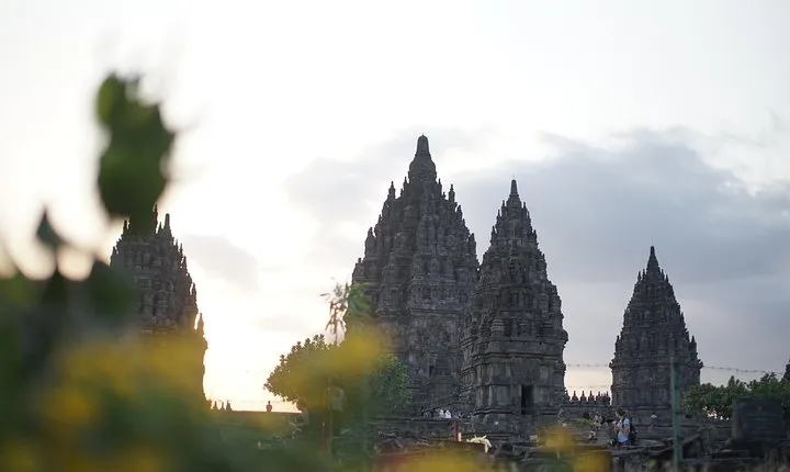 1 Day Yogyakarta tour ( Borobudur temple, Merapi Lava Tour, Prambanan Temple)