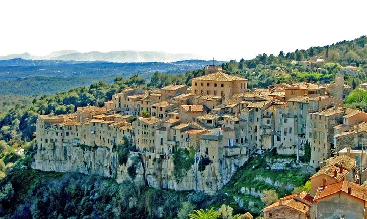 The wolf gorge and the stone nests of Provence