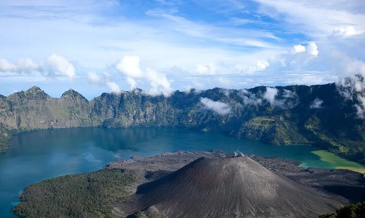 Mount Rinjani Trekking Tour 2D/1N