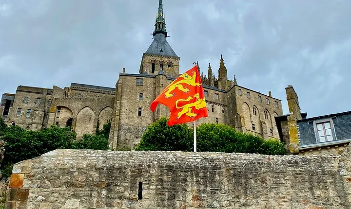 Private Mont Saint-Michel Trip by Mercedes from Paris with Lunch