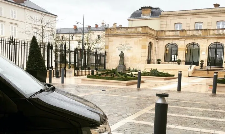 Private Transfer from the City of Paris to Reims or Épernay