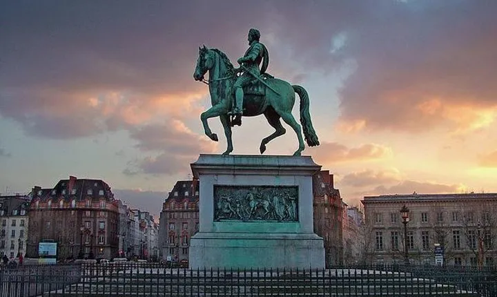 Paris by Night Walking Tour: Ghosts, Mysteries and Legends