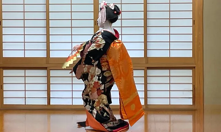 Kyoto: Meet the Geisha Maiko with Gion Walking Tour