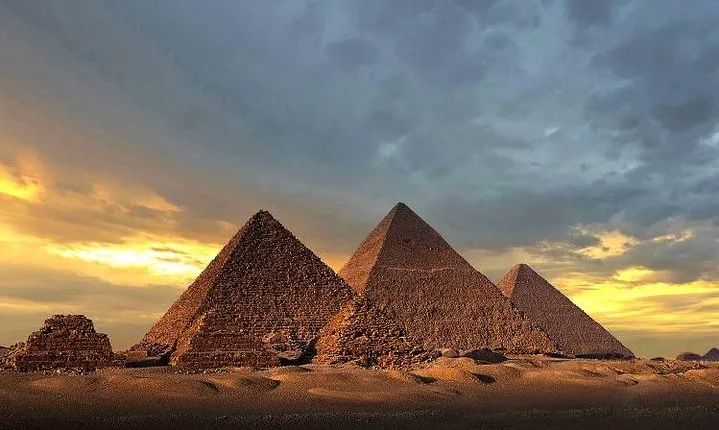 Giza pyramids and the Egyptian museum