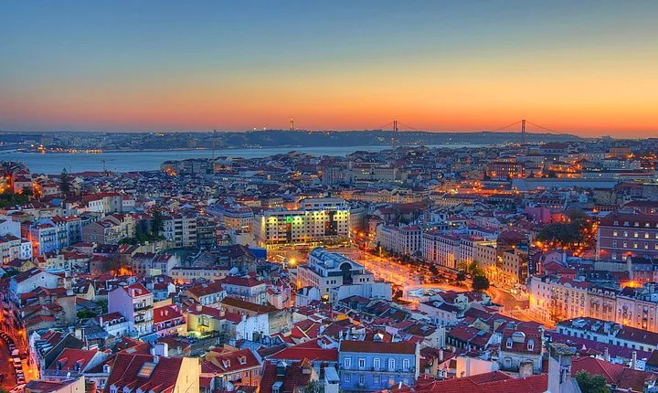 Private tour: Lisbon Fado Dinner Show and Panoramic Night Tour