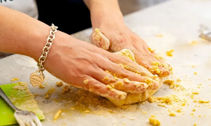 Authentic Pasta and Tiramisu with Unlimited Wine in Florence 