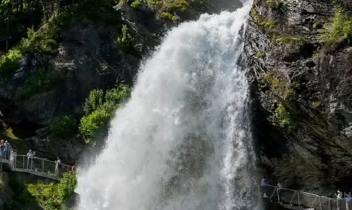 Private guided tour - the Hardangerfjord & 4 Great Waterfalls