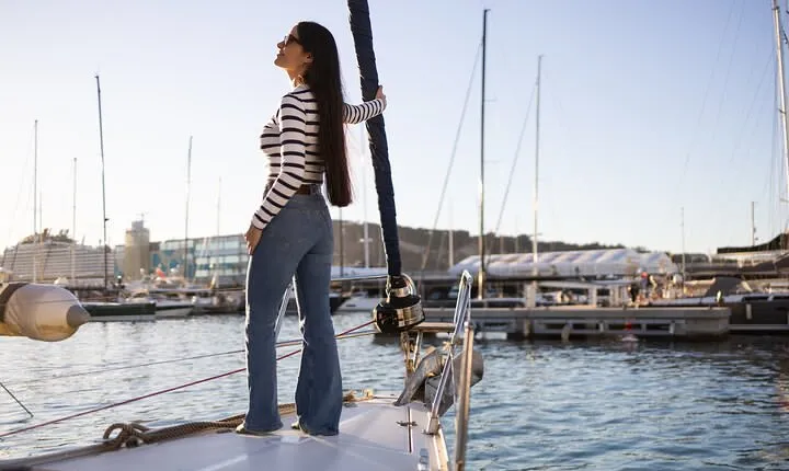 Private Boat Trip in Barcelona with Snacks and Drinks