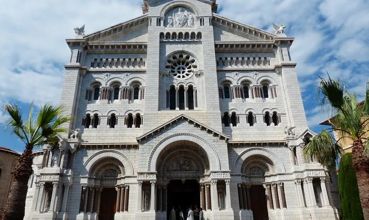 Private Transfer From Milan To Monaco With a 2 Hour Stop in Genoa