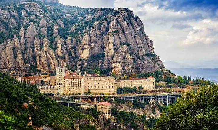Private Tour: Montserrat and Cava Visit with Pick up