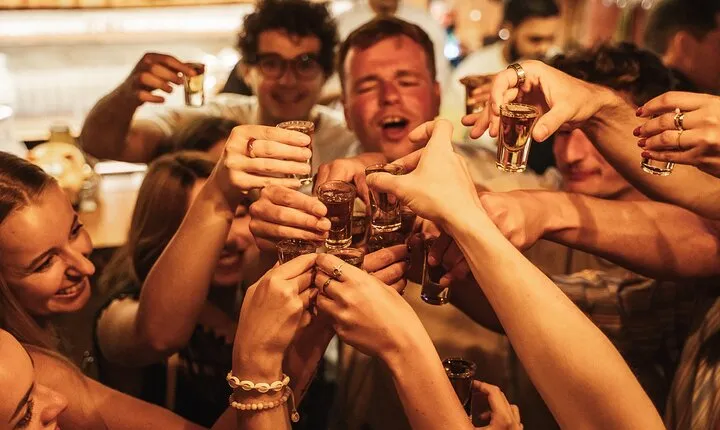 Rome Nightlife Experience: Guided Bar Crawl with Local Expert
