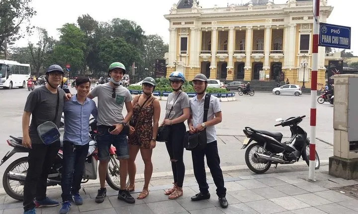 Hanoi: Shopping and Food Market Tour by Motorbike