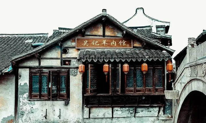 Private Shanghai Layover Tour to Xinchang Ancient Town with Lunch