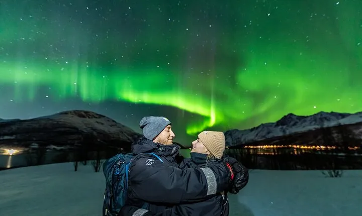 Northern Lights Minibus with Photos Dinner Warm suits