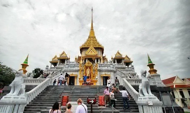 Bangkok City and Temple Tours with Gems Gallery