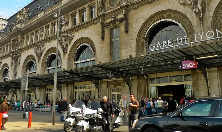 Paris Private Departure Transfer: Hotel to Railway Station