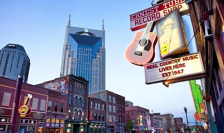 Nashville VIP Style Private Tour with Local Singer-Songwriter 